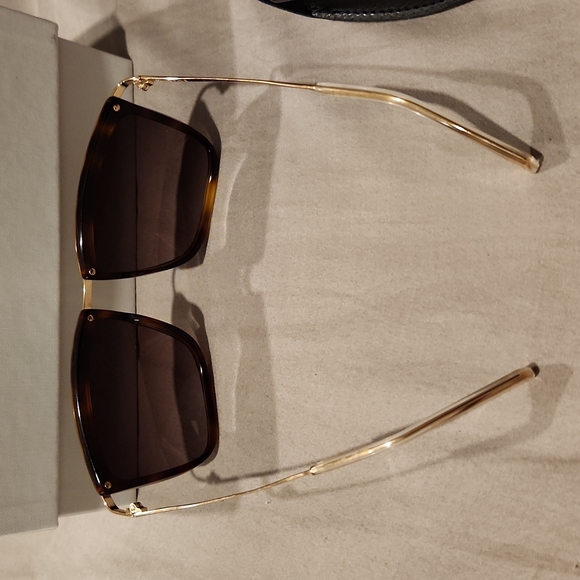 NWT CELINE CL40141U This square Celine sunglass is havana and gold frame. - Picture 9 of 12